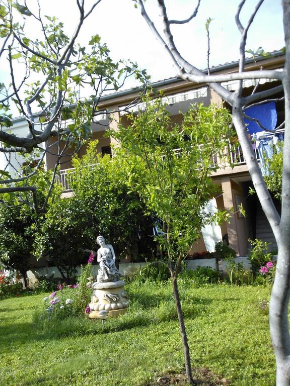 Apartments Lana Starigrad Paklenica Quarto foto